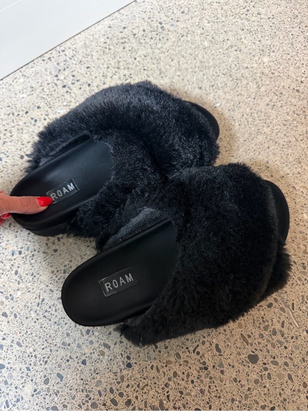 ROAM Black Plush Faux Fur Slide Slippers